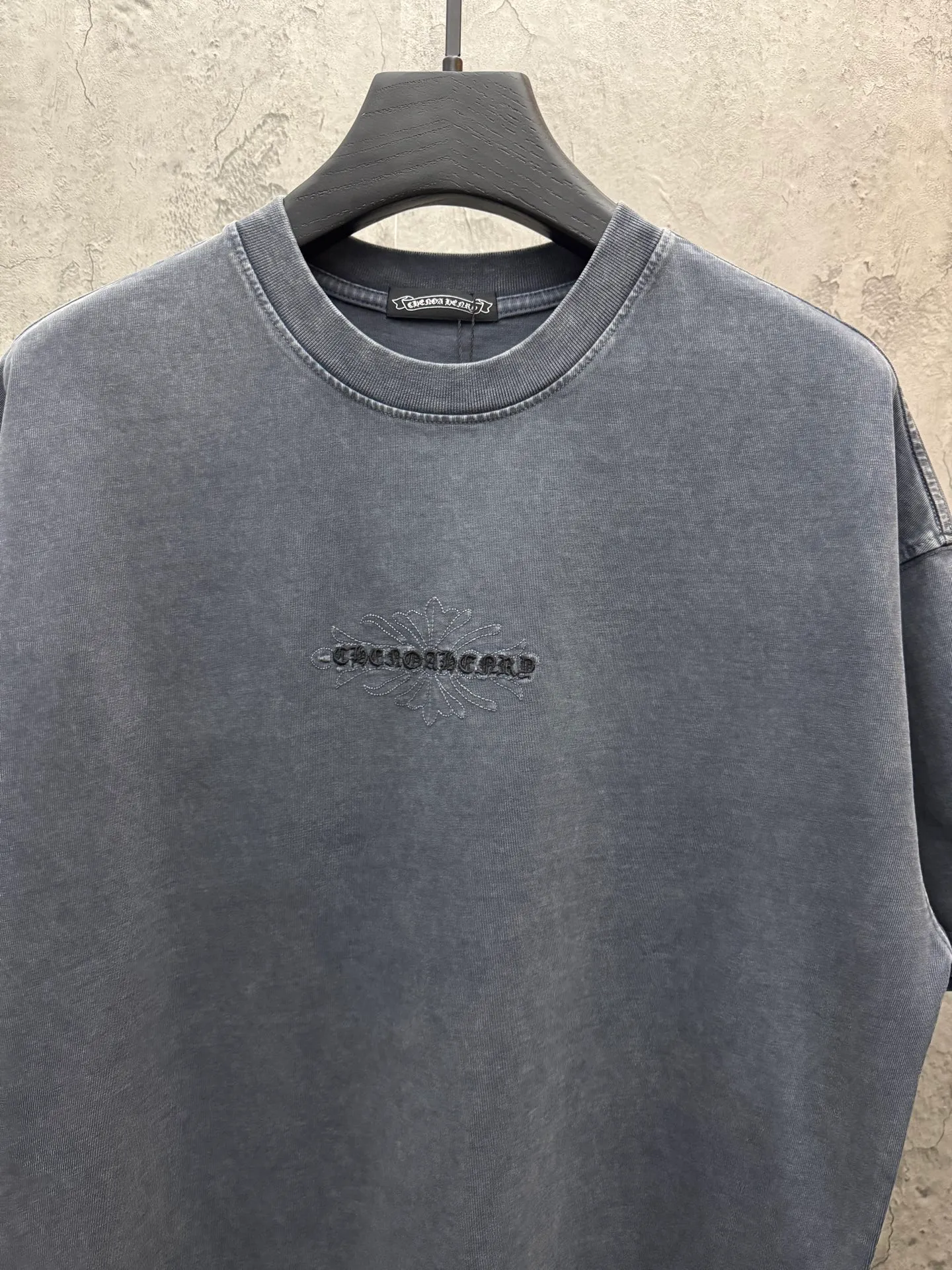 P230 top version, real shot without P, ​​different from market currency) 𝗖𝗵𝗿𝗼𝗺𝗲 𝗛𝗲𝗮𝗿𝘁𝘀/Cro Heart 2026 Spring New Original Single Counter American Washed 3D Three-dimensional Embroidered Couple Short Sleeves 👑The highest version! Customized fabric 320 grams, washed and fried. Best-selling model at the counter. Very comfortable to wear. Accessories: Original molded and authenticated collar label➕100% silk wash label. Genuine purchase-grade original hangtag➕matching hanging rope➕3D hanging beads➕original packaging bag. Craftsmanship: The original version has consistent wiring! The highest version of the armhole matching technique! Color: Gray Size: S M L XL Style No.: 6605